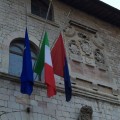 Parigi: bandiere città di Assisi a mezz'asta